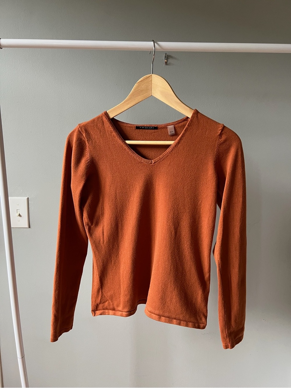 T Tahari Rust V-Neck 3/4 lightweight Knit Top